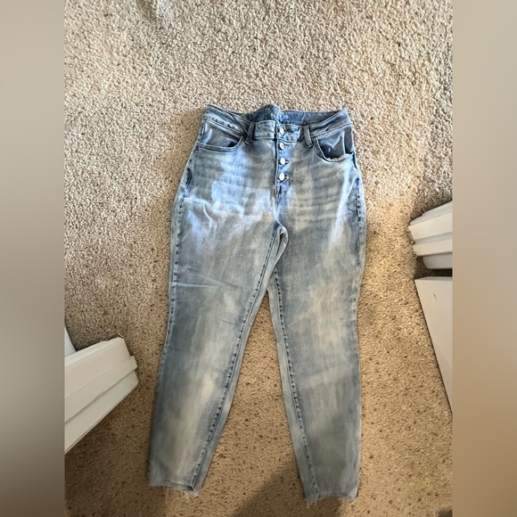 Maurices Denim - Women’s Maurice’s light wash jeans L‎ large short button up distressed
